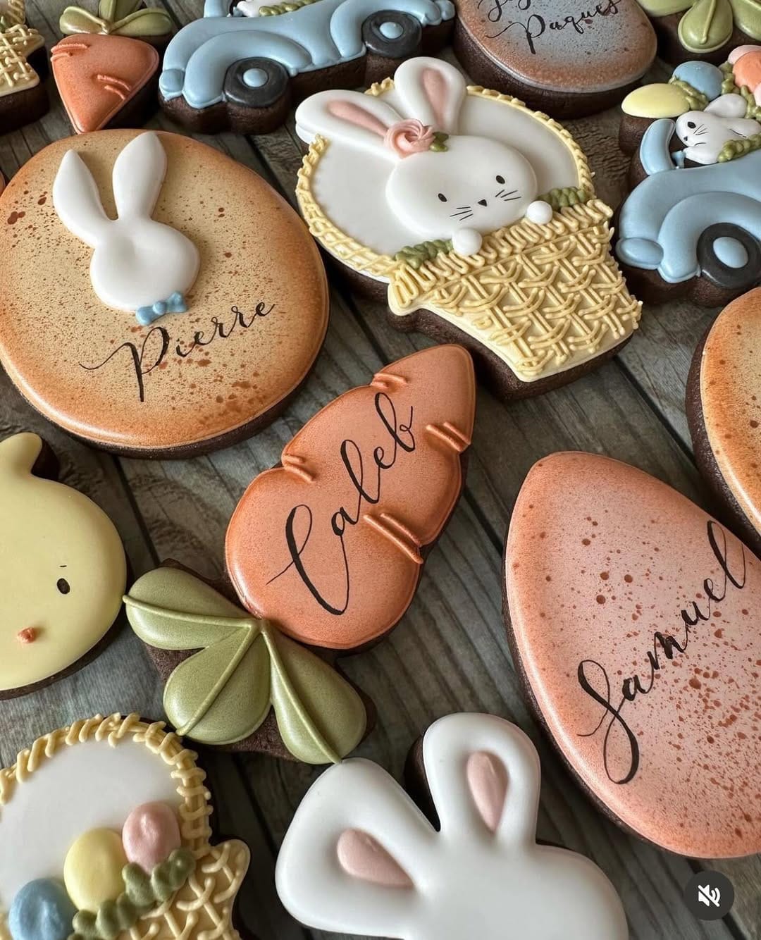 Post 2 by Vero | Royal icing cookies | Biscuits | Paris | France on Instagram (image)