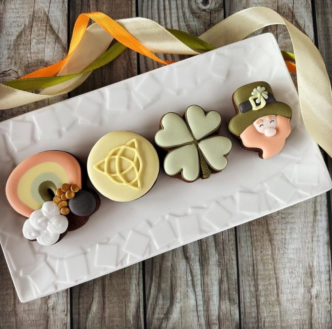 Post 9 by Vero | Royal icing cookies | Biscuits | Paris | France on Instagram (image)