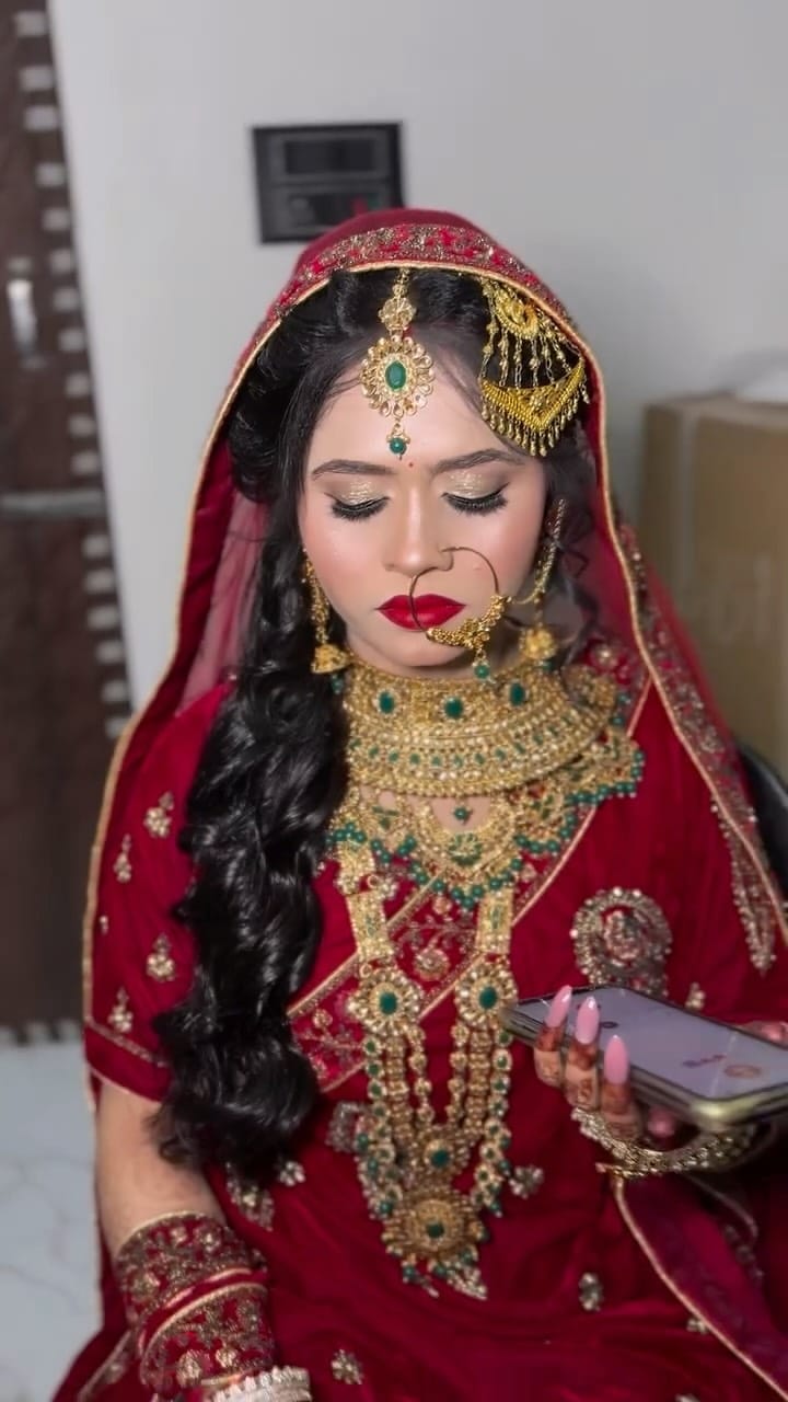 Post 3 by Aisha Makup Artists on Instagram (video)