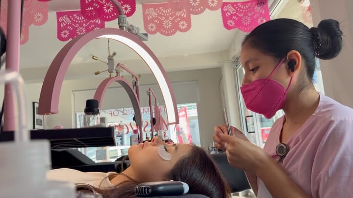 Post 8 by Nylash Beauty Studio ® | Artistas de cejas y pestañas 💖 on Instagram (carousel)