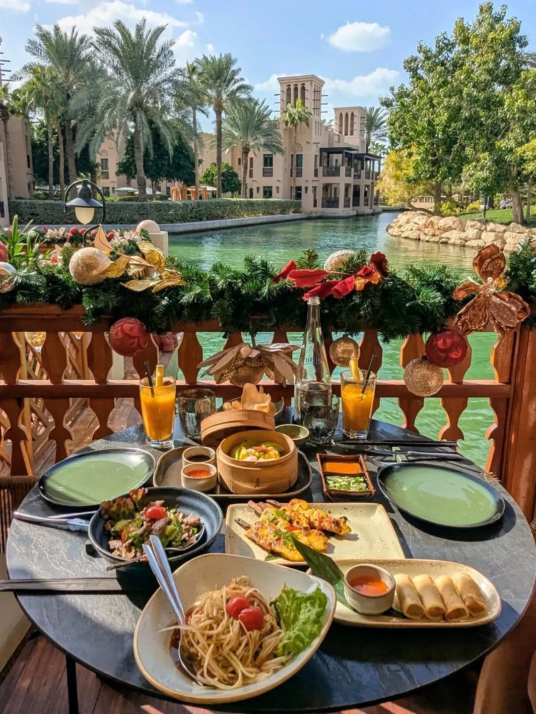 Post 4 by Visit Dubai - German on Instagram (carousel)