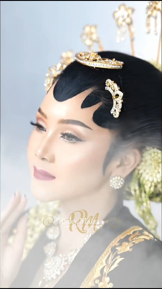 Post 5 by MUA WEDDING MALANG on Instagram (video)