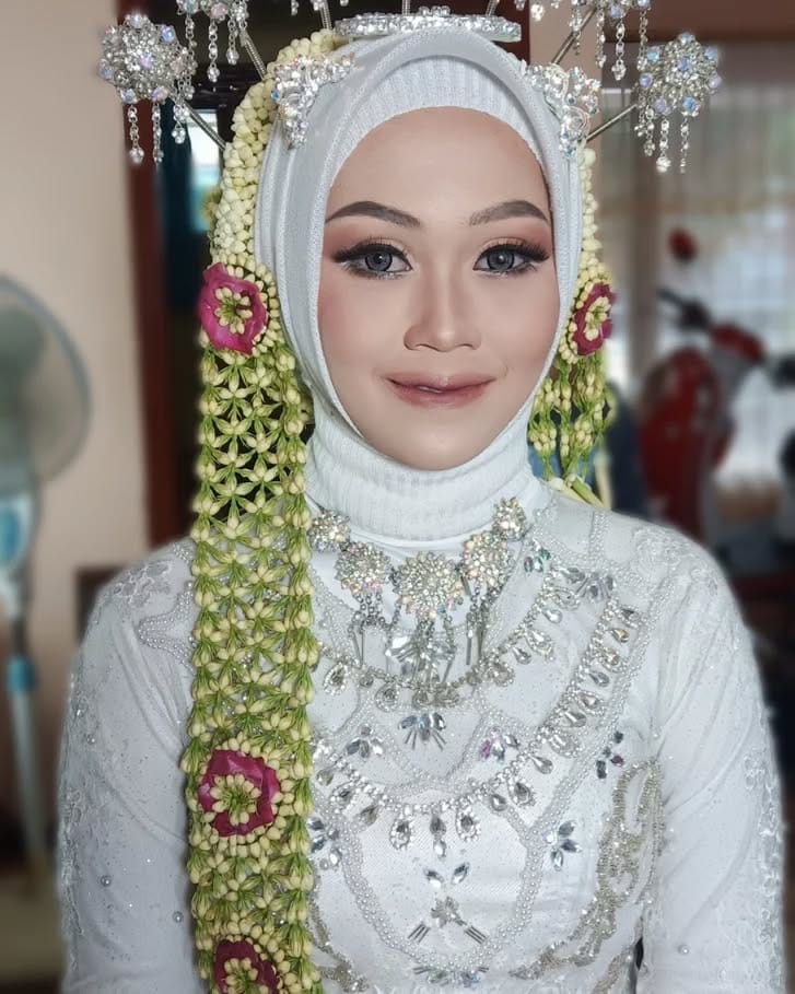 Post 10 by MUA WEDDING MALANG on Instagram (carousel)