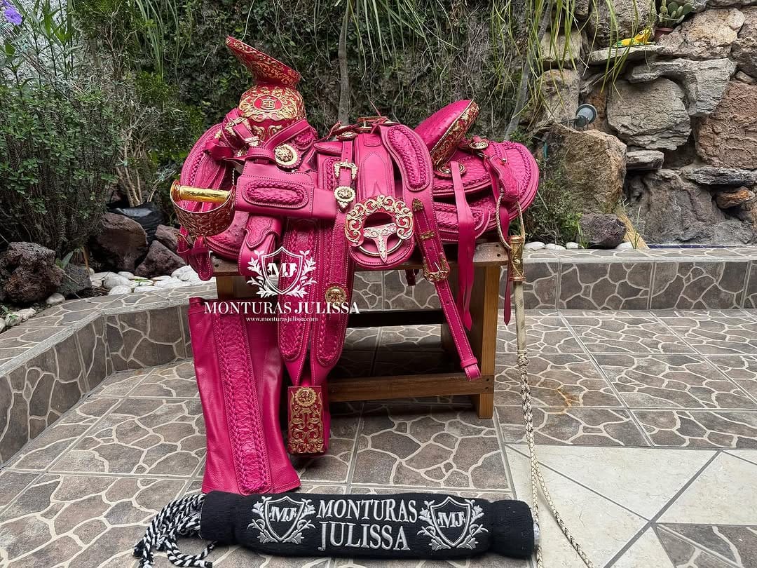 Post 10 by ᴍᴏɴᴛᴜʀᴀs ᴊᴜʟɪssᴀ on Instagram (carousel)