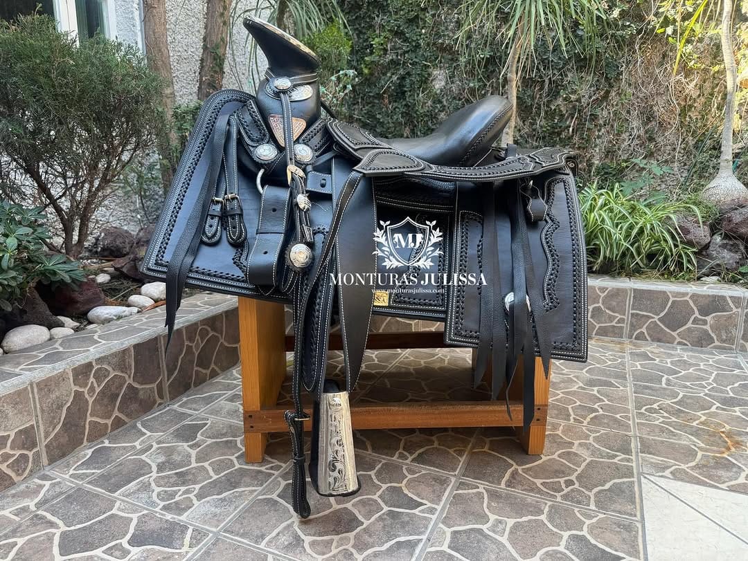 Post 3 by ᴍᴏɴᴛᴜʀᴀs ᴊᴜʟɪssᴀ on Instagram (carousel)