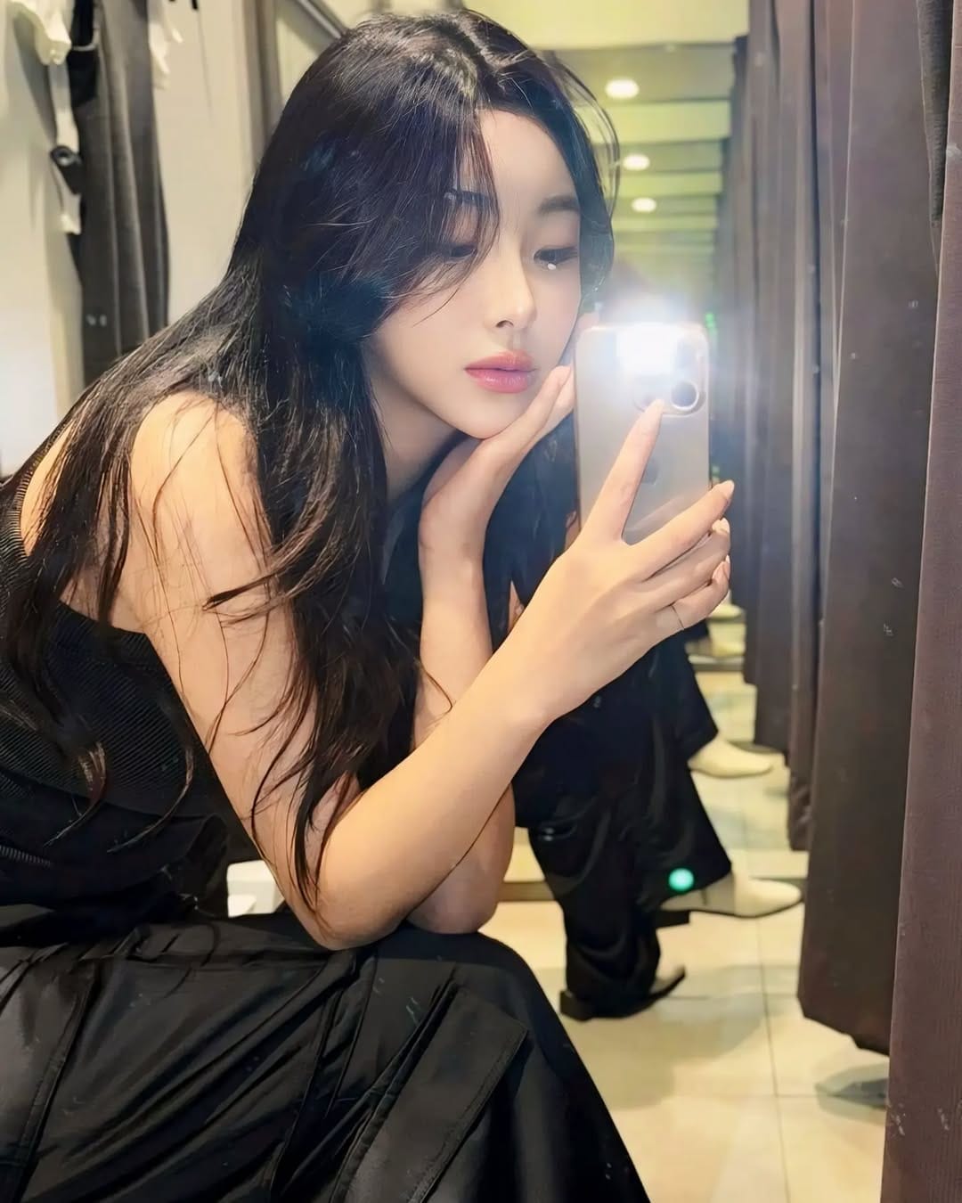 Post 8 by 패션 헤즐리 💕 on Instagram (image)