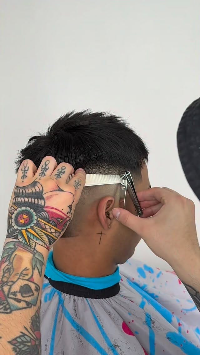 Post 5 by BARBEROS DEL MUNDO 💈BARBEIRO TAPER FADE FADE SPAIN on Instagram (video)