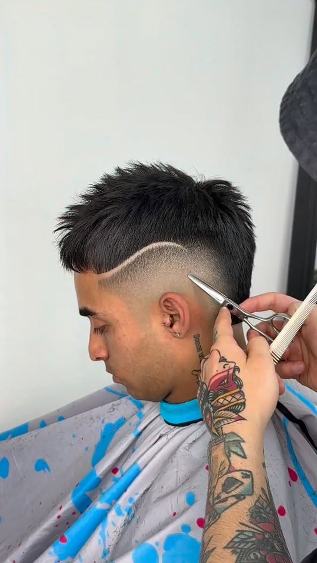 Post 7 by BARBEROS DEL MUNDO 💈BARBEIRO TAPER FADE FADE SPAIN on Instagram (video)