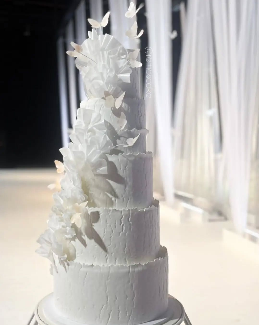 Post 8 by Remo's Cake Dubai🌹 on Instagram (carousel)