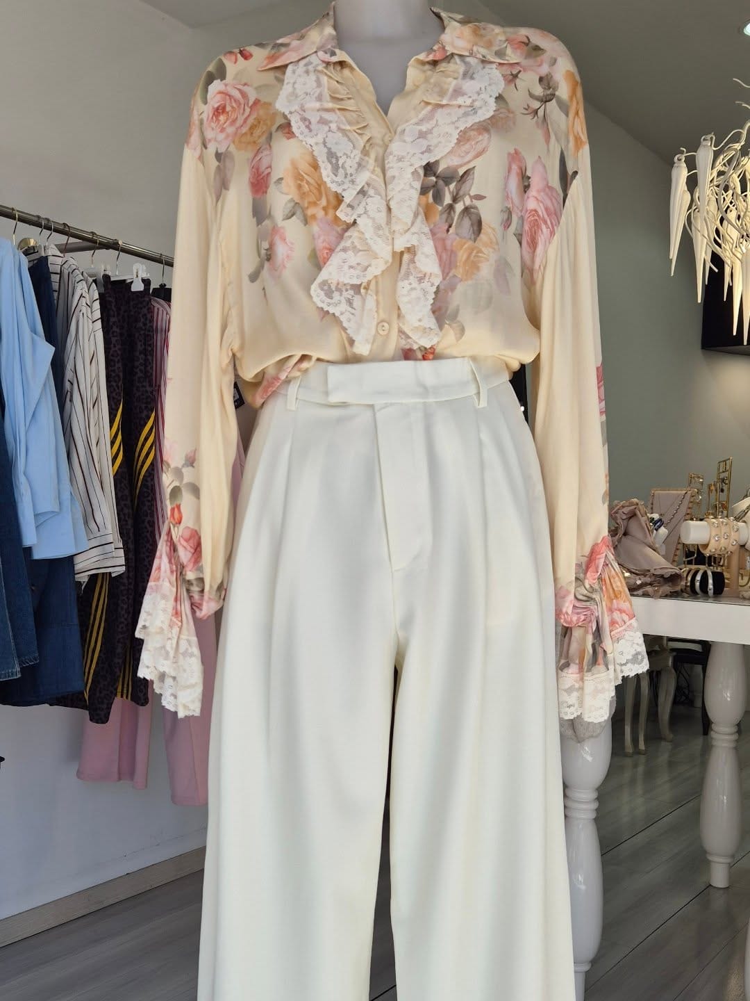 Post 4 by felisiboutique on Instagram (image)