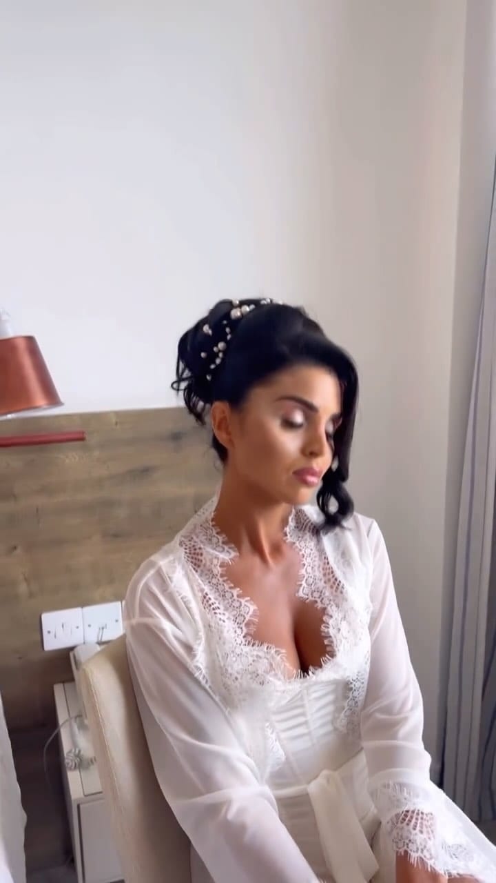 Post 6 by ANDREA LOUCAMakeup Artist on Instagram (video)