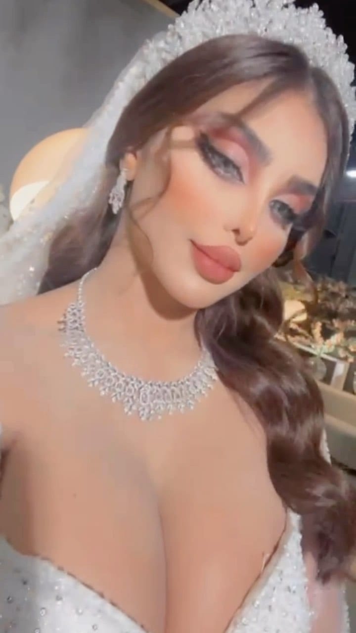 Post 7 by May Elalamy (Makeup Artist) on Instagram (video)