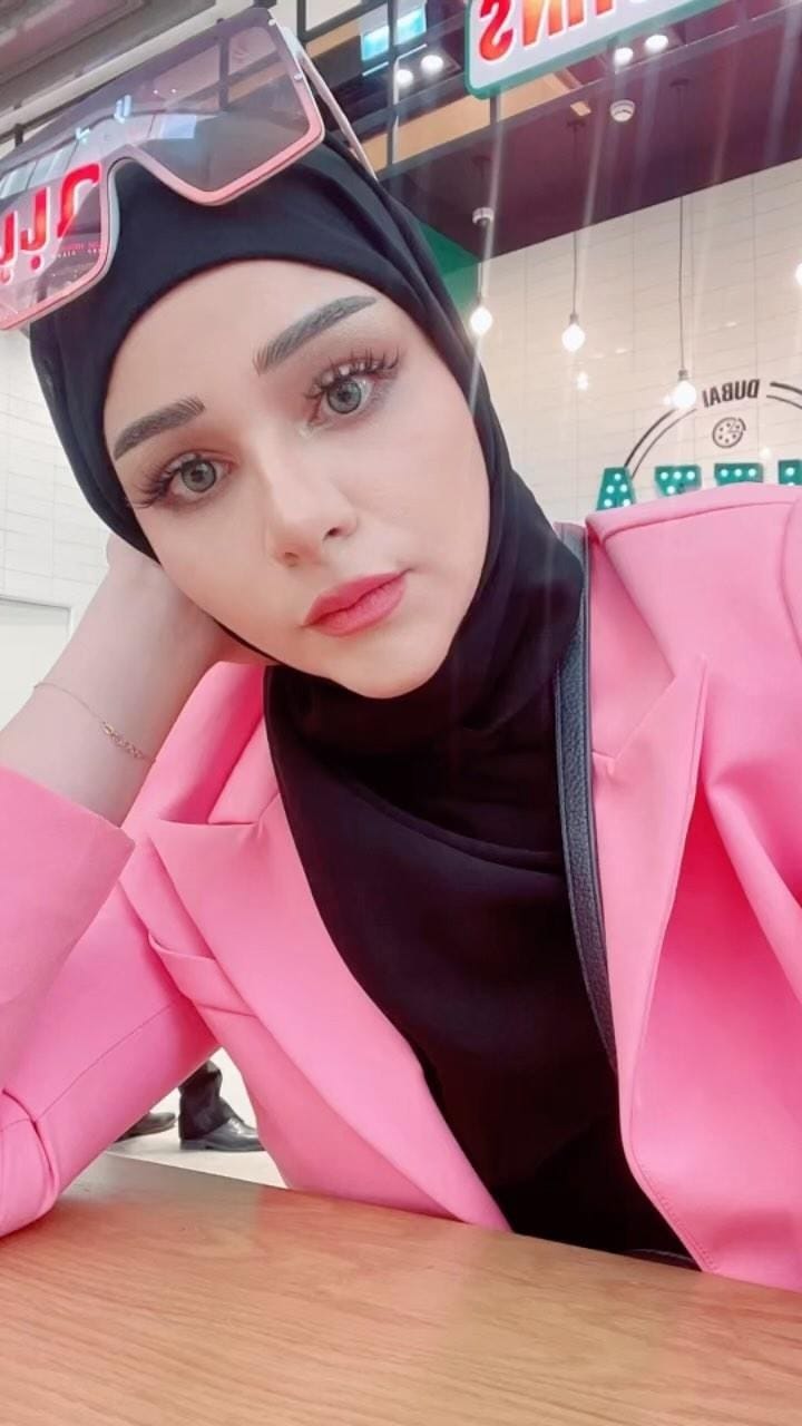 Post 6 by May Elalamy (Makeup Artist) on Instagram (video)