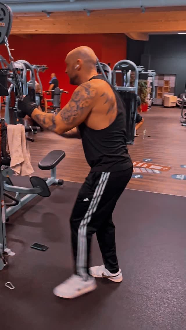 Post 4 by 💯♛ ♛ ♛ 🔱 Scheich Geier 🔱 ♛ ♛ ♛ 💯 on Instagram (video)