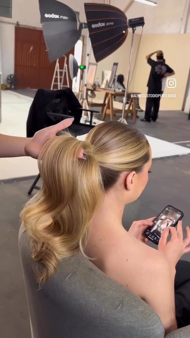 Post 5 by MakeupDistrict Salon Dubai UAE on Instagram (video)