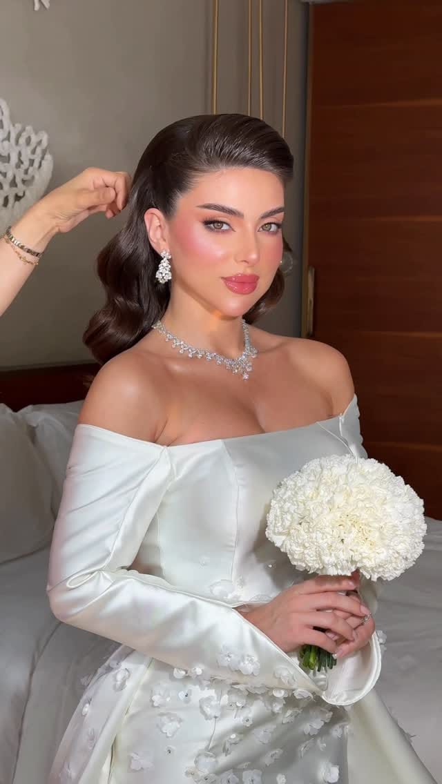 Post 7 by Moza Makeup artist on Instagram (video)