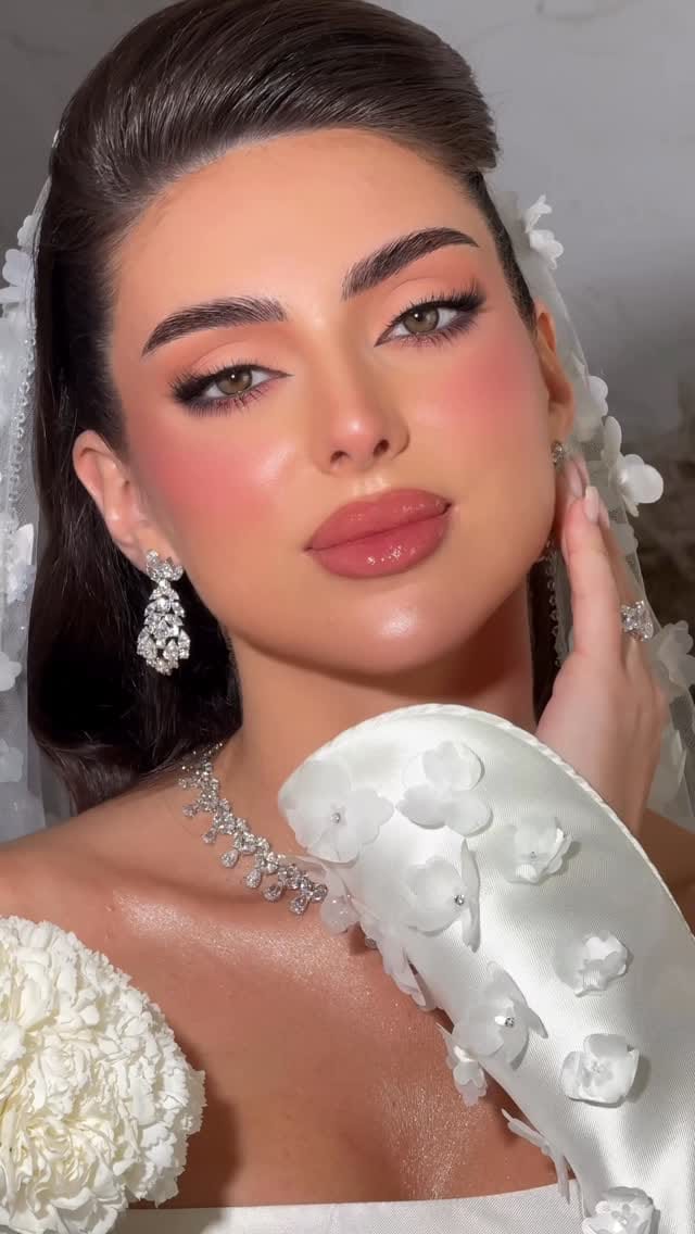 Post 5 by Moza Makeup artist on Instagram (video)