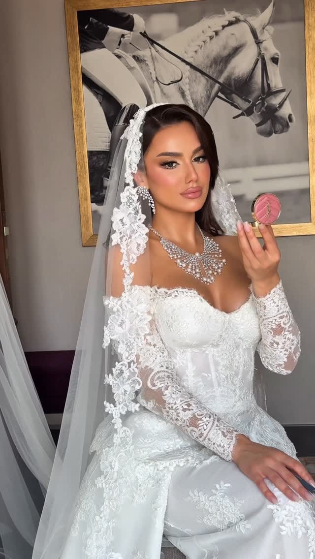 Post 9 by Moza Makeup artist on Instagram (video)