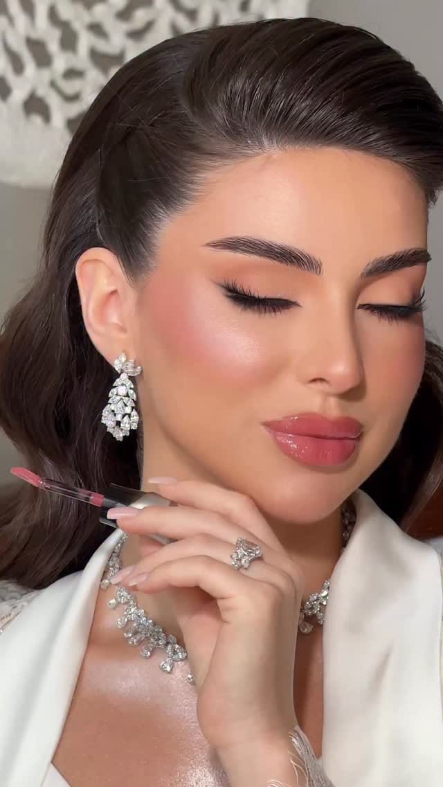 Post 6 by Moza Makeup artist on Instagram (video)
