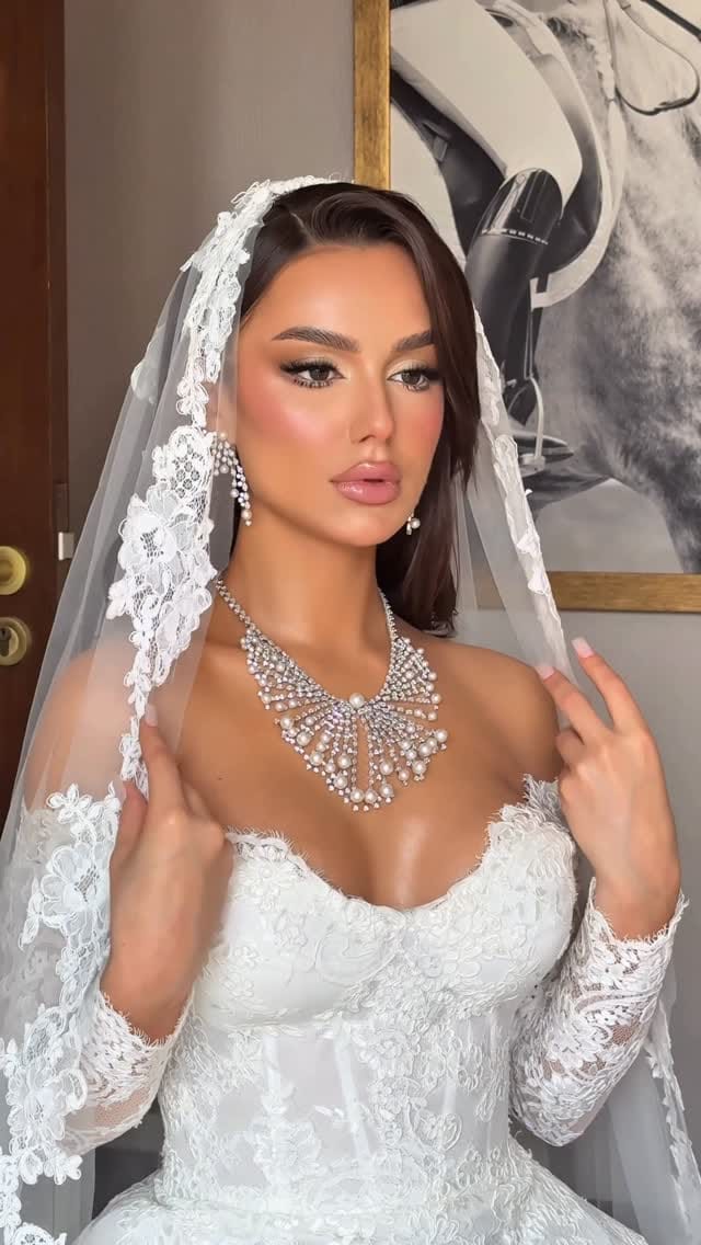 Post 10 by Moza Makeup artist on Instagram (video)