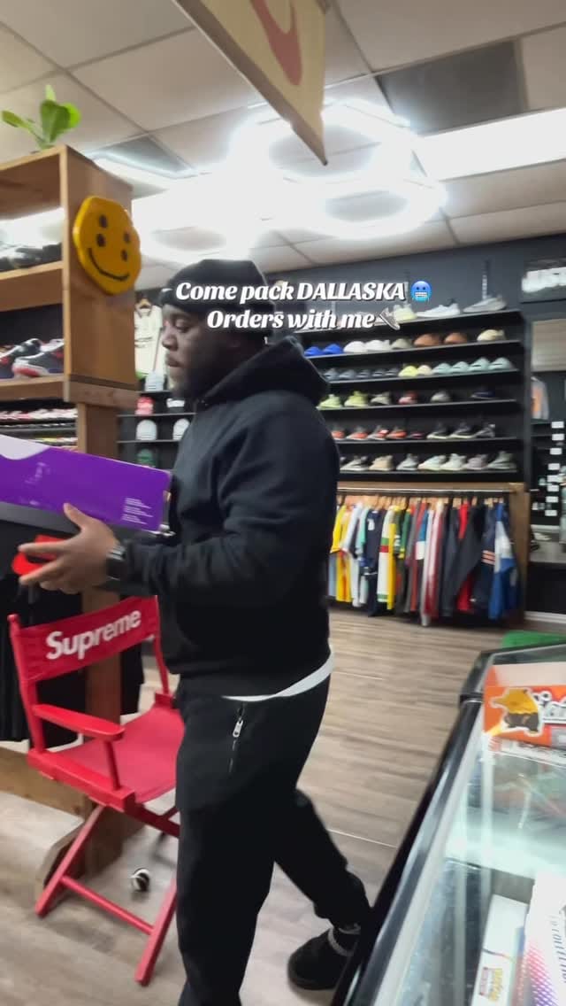 Post 1 by Exclusive Sneakers on Instagram (video)