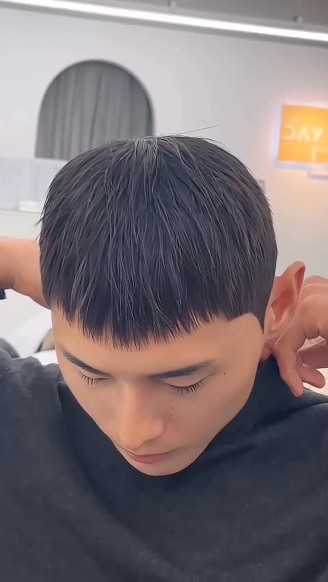 Post 6 by 홍대미용실 더데이즈헤어 미남 대표원장 | 남자머리 남자펌 다운펌 쉐도우펌 크롭컷 드랍컷 레이어드컷 허쉬컷 on Instagram (video)