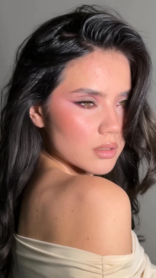 Post 1 by Giselle Giccele González Makeup Artist on Instagram (video)