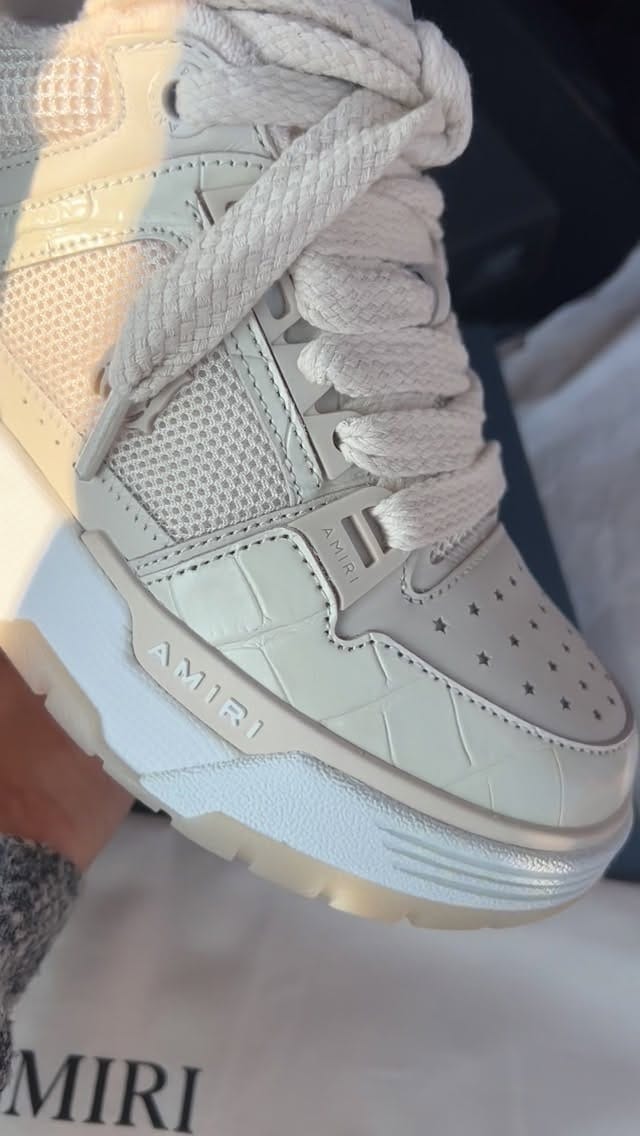 Post 4 by U R B A N BOUTIQUE on Instagram (video)