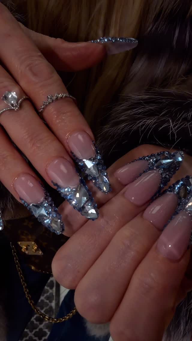 Post 6 by QUEEN NAILS - Toronto Best Nail Salon on Instagram (video)