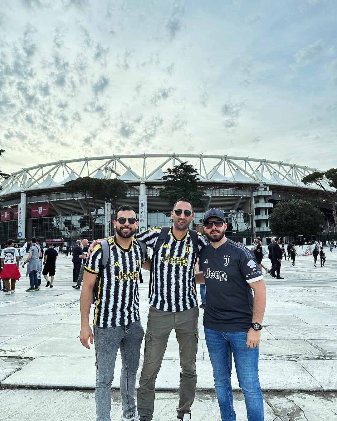 Post 1 by 𝗠𝗢𝗠𝗢 on Instagram (image)