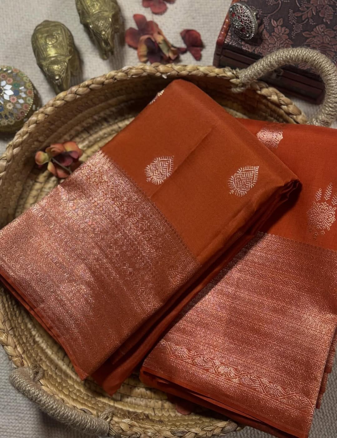 Post 4 by SHIVI Collections / Sarees on Instagram (image)