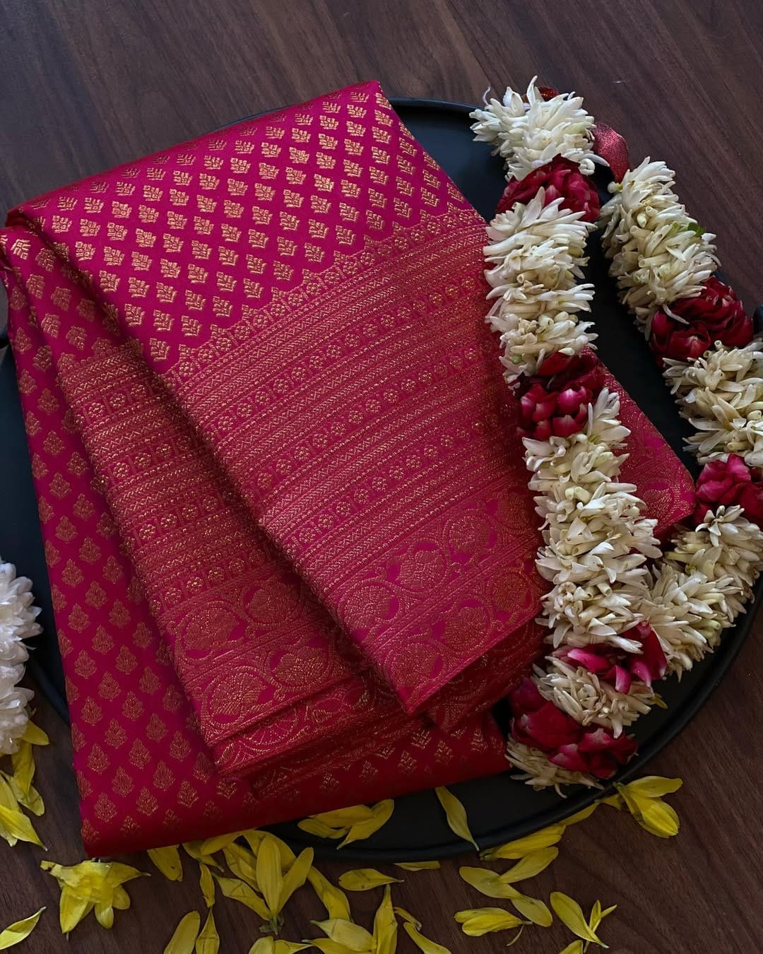 Post 10 by SHIVI Collections / Sarees on Instagram (carousel)