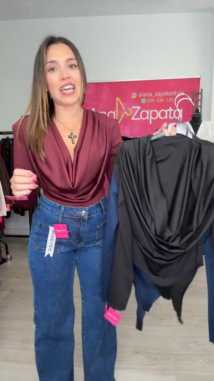 Post 8 by Ana Zapata Style on Instagram (video)