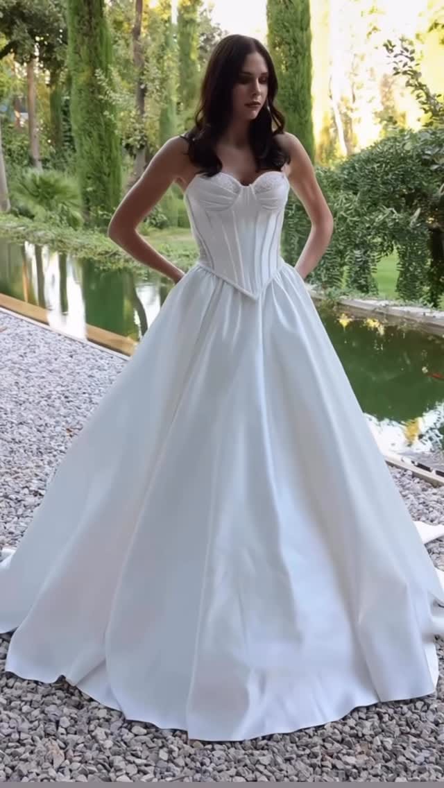 Post 3 by Hayat Mode Braut &Abendmode on Instagram (video)