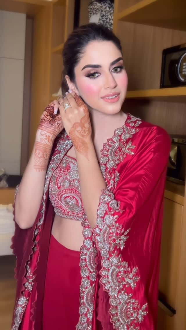 Post 2 by Sanaa Khan | Dubai Makeup Artist on Instagram (video)