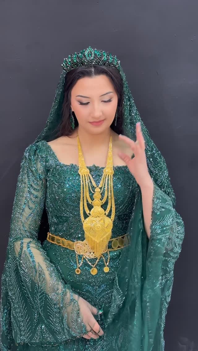 Post 3 by ArjinBeautyHair&Make-upStudio on Instagram (video)
