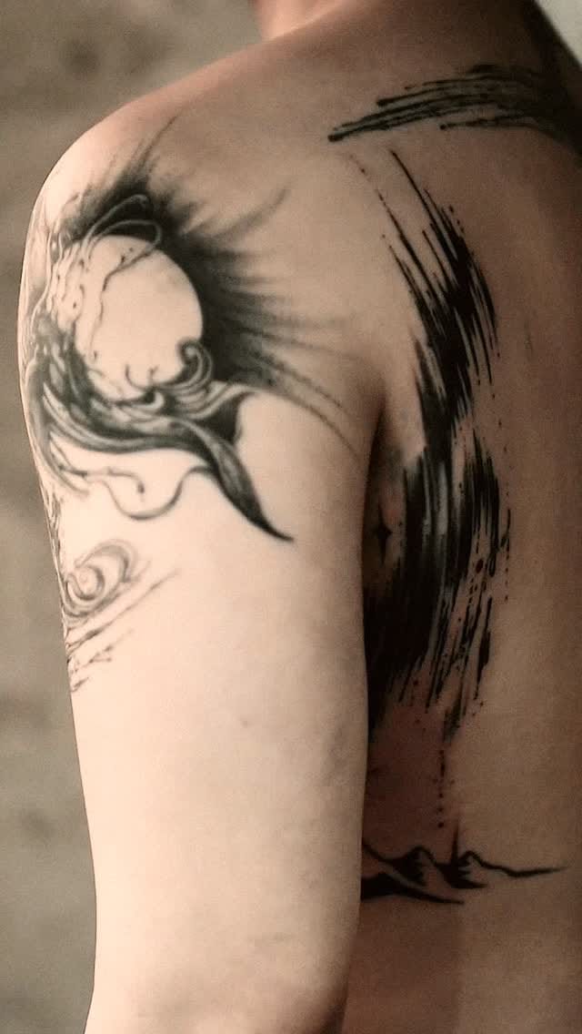 Post 3 by Tattooist VAC 브이악 on Instagram (video)