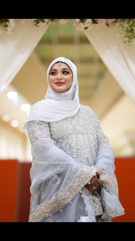Post 1 by Henna Kitali || UAE Makeup Artist on Instagram (video)