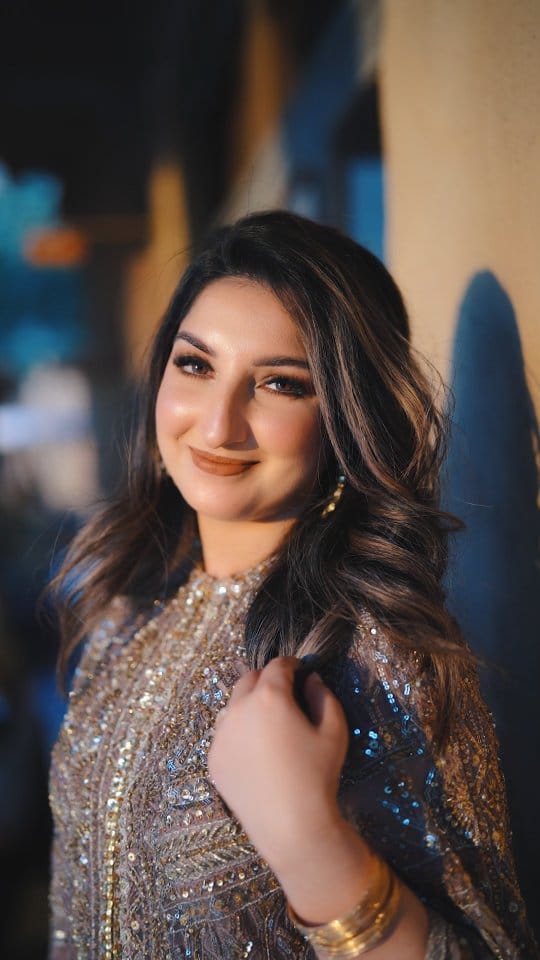 Post 6 by Henna Kitali || UAE Makeup Artist on Instagram (video)