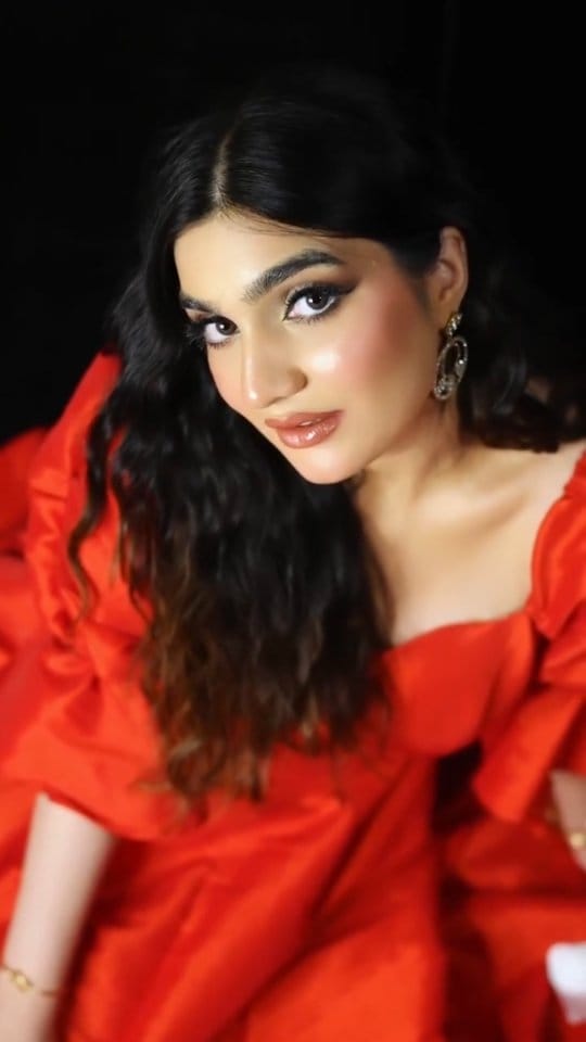 Post 7 by Henna Kitali || UAE Makeup Artist on Instagram (video)