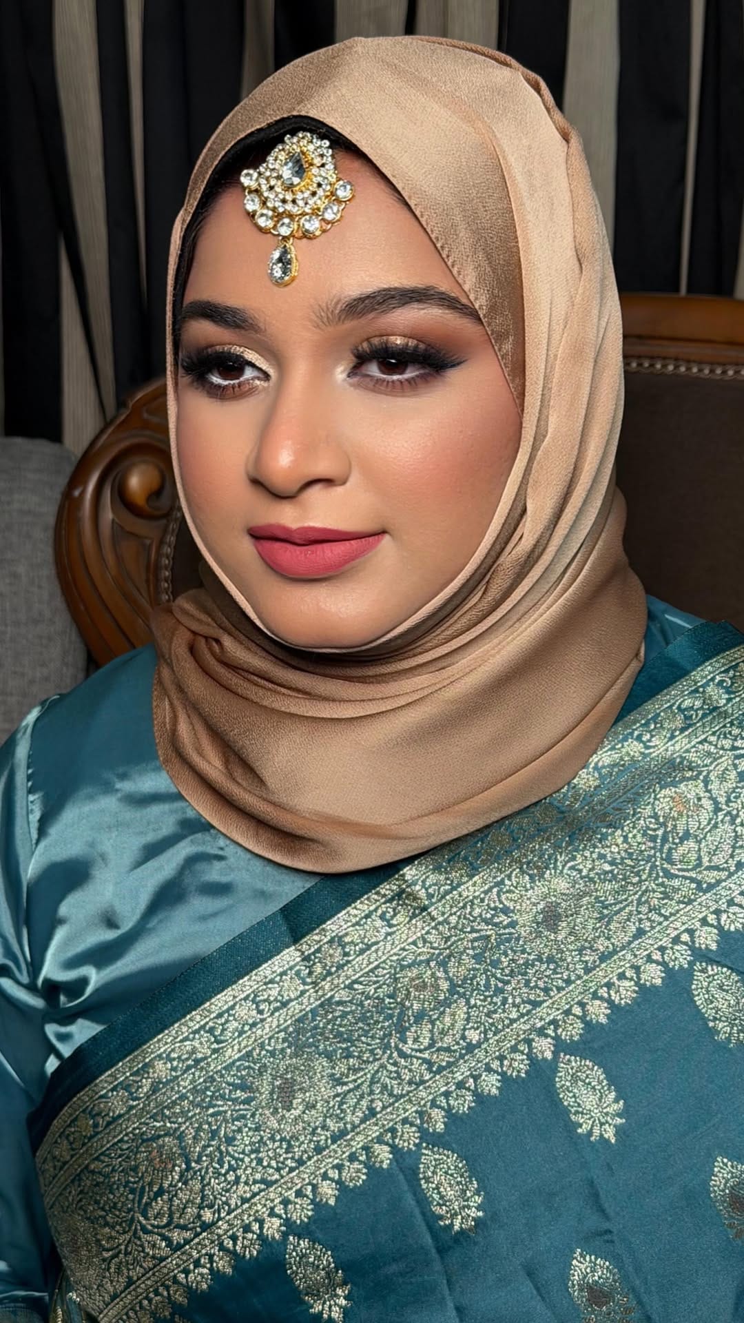 Post 4 by Henna Kitali || UAE Makeup Artist on Instagram (video)