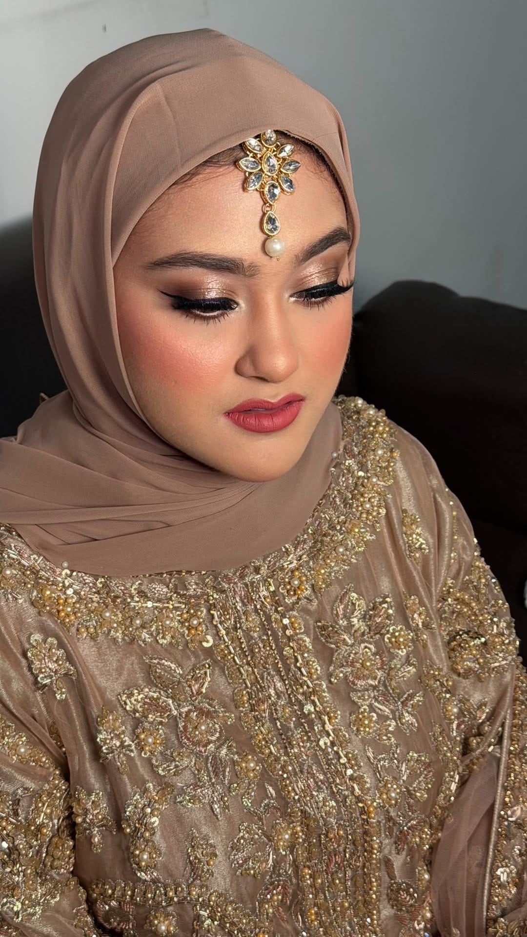 Post 3 by Henna Kitali || UAE Makeup Artist on Instagram (video)