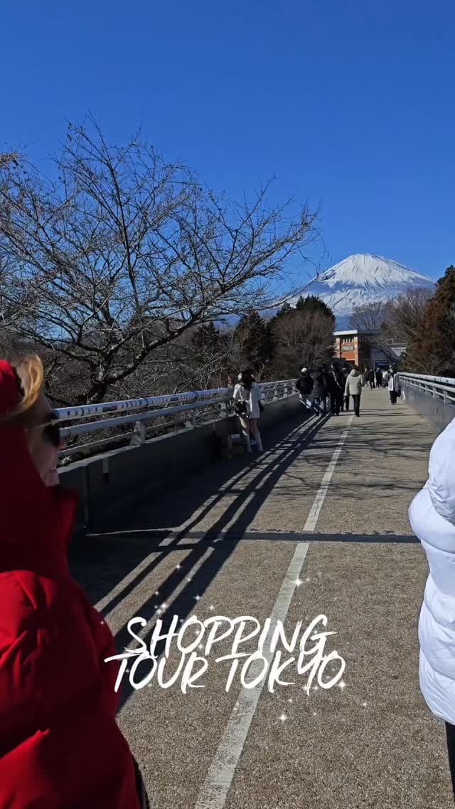 Post 2 by YURI MEDVED' hair stylist on Instagram (video)