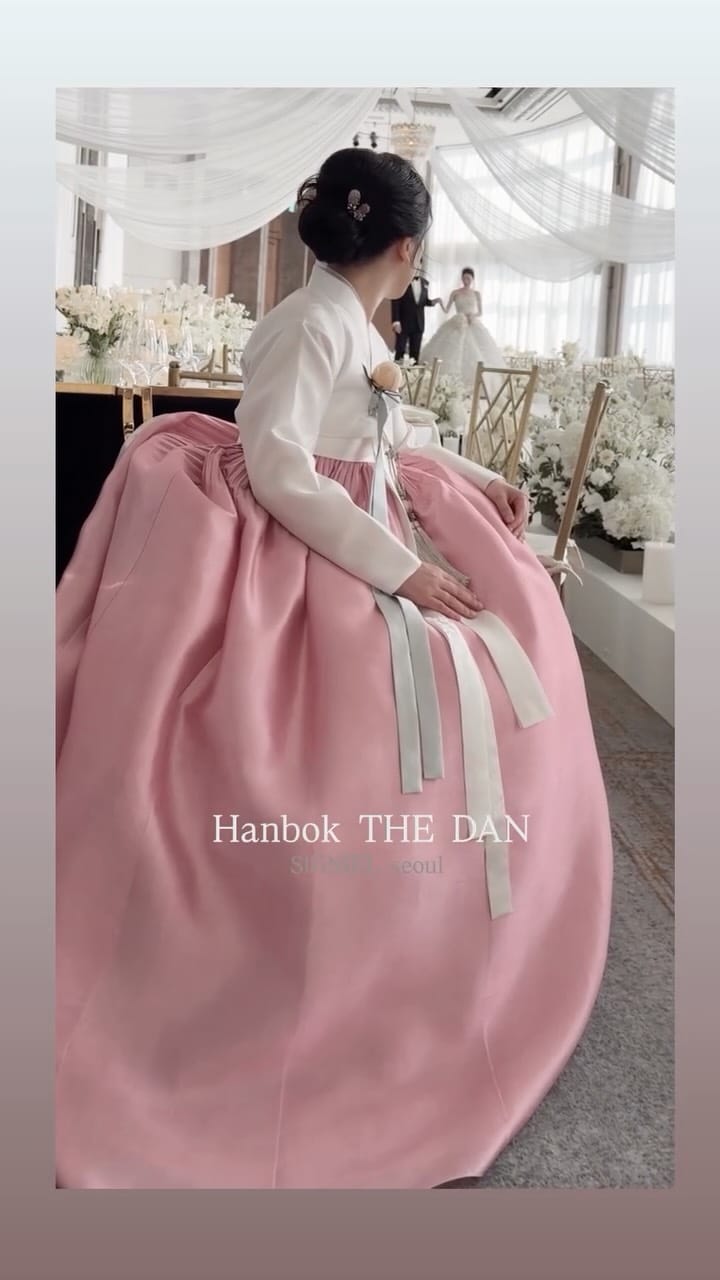 Post 1 by 한복 더단 on Instagram (video)