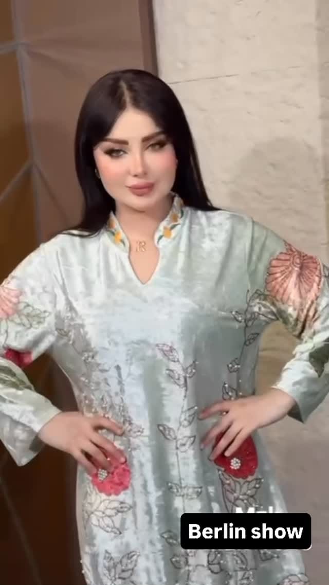 Post 4 by Berlin Show 👗 on Instagram (video)