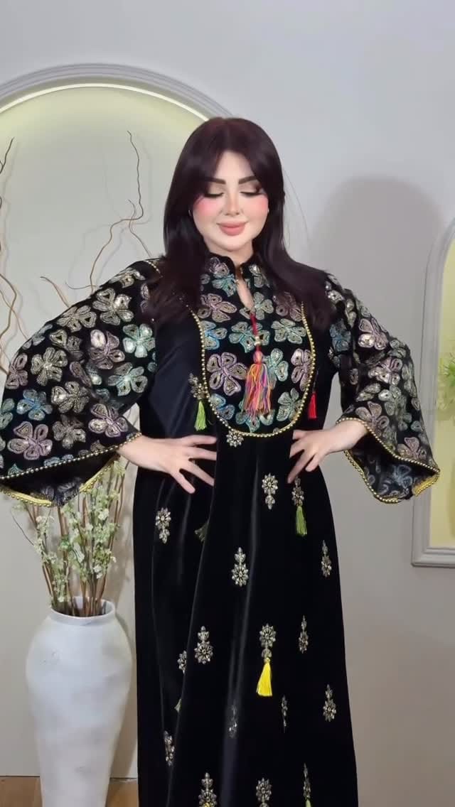 Post 6 by Berlin Show 👗 on Instagram (video)