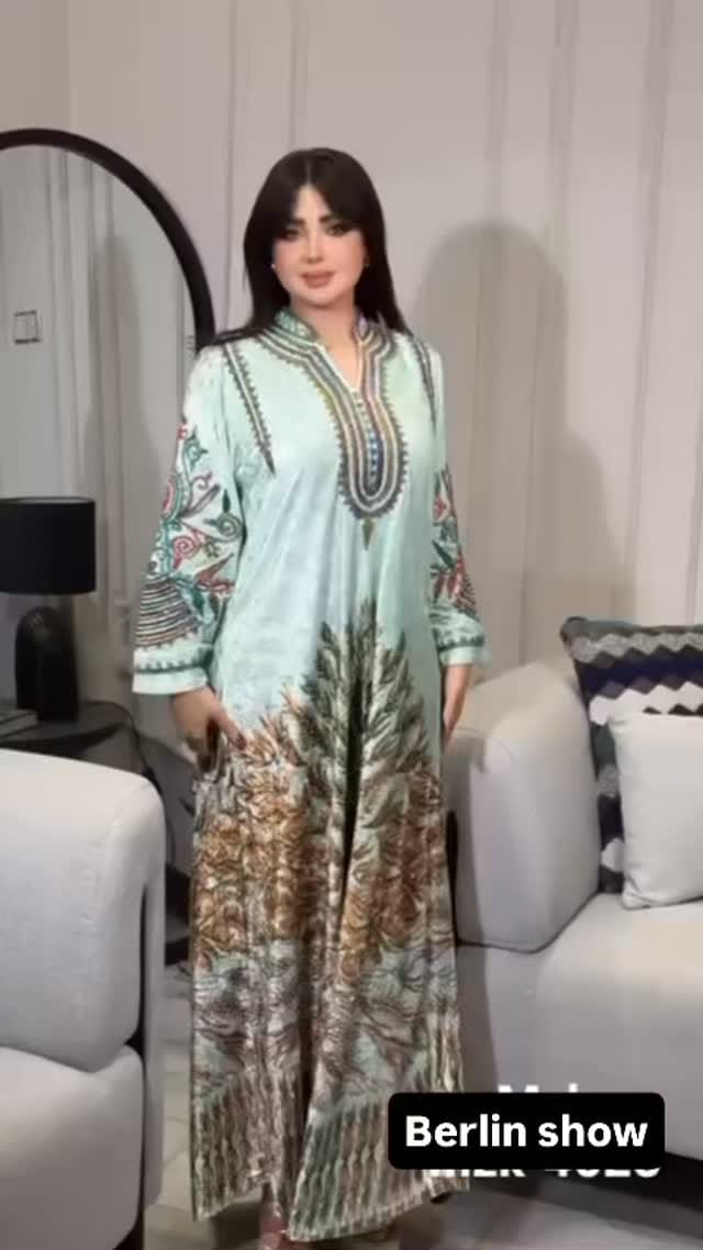 Post 3 by Berlin Show 👗 on Instagram (video)