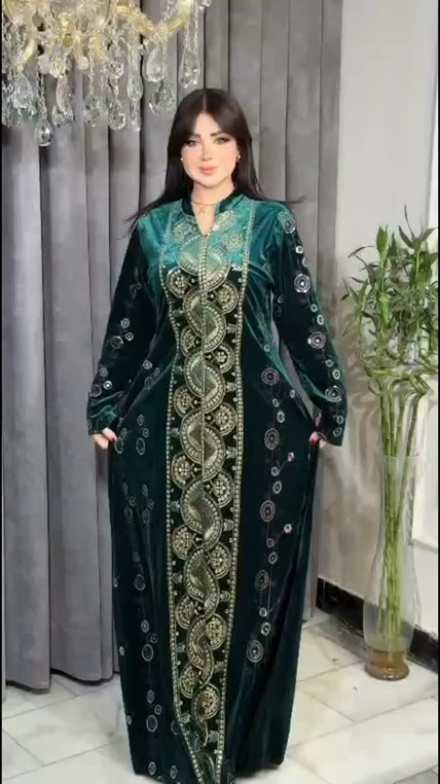Post 10 by Berlin Show 👗 on Instagram (video)
