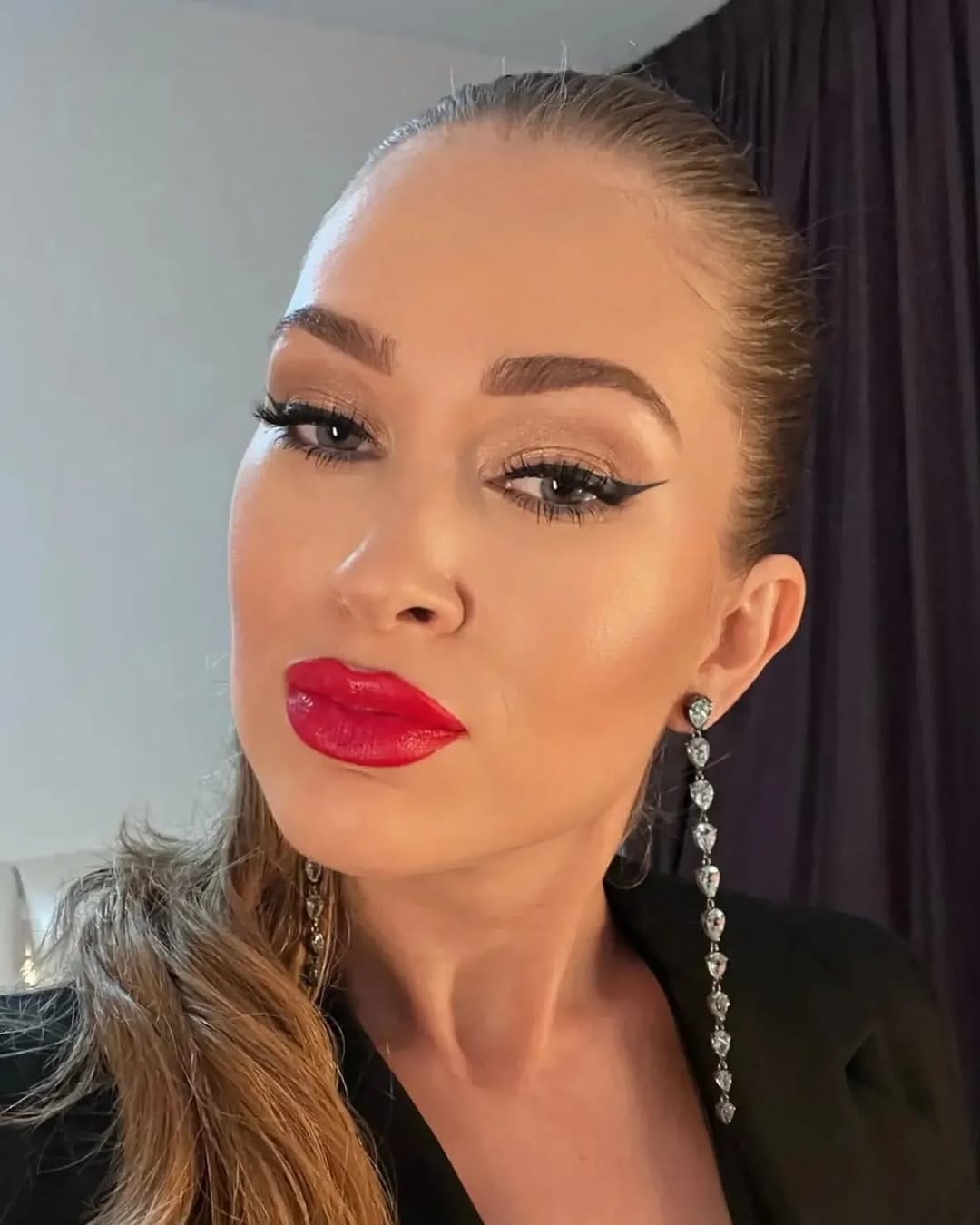 Post 8 by PRO Makeup Artist | Dubai on Instagram (carousel)