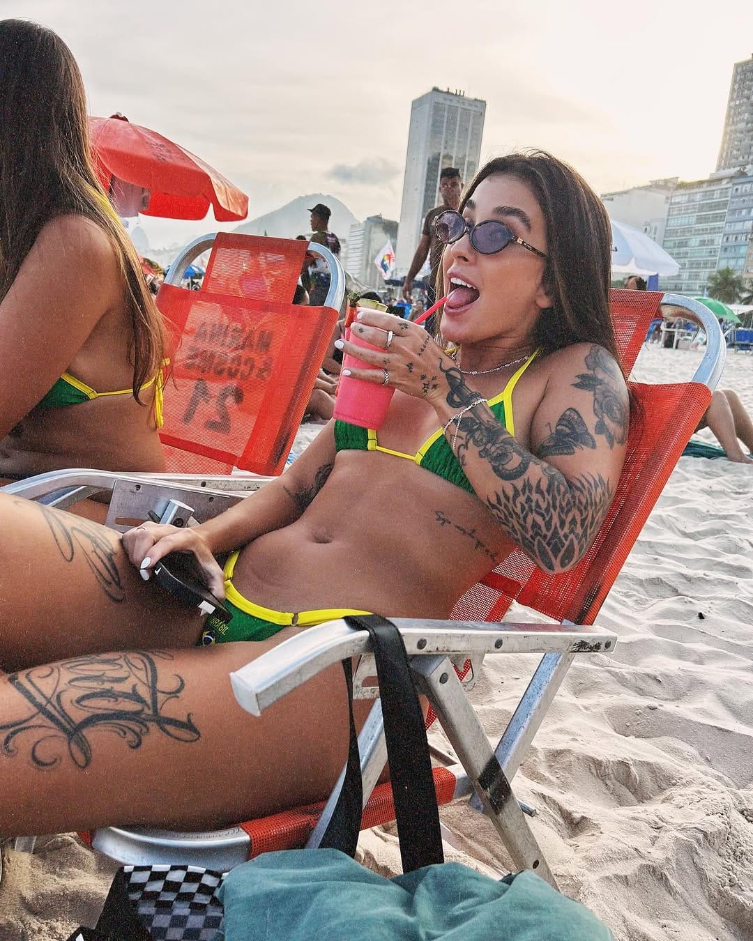 Post 10 by Bruna Martins on Instagram (carousel)